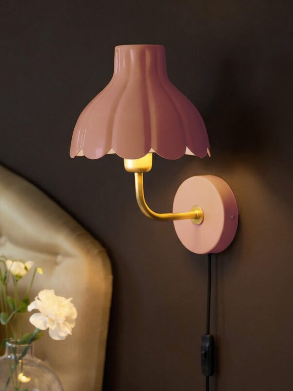 Wells vägglampa Mellanrosa/guld 21 cm