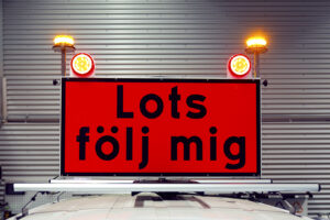 Vikbar budskapsskylt LOTS, 2 LED-varningsljus och bakljus, 1500 mm takräcke